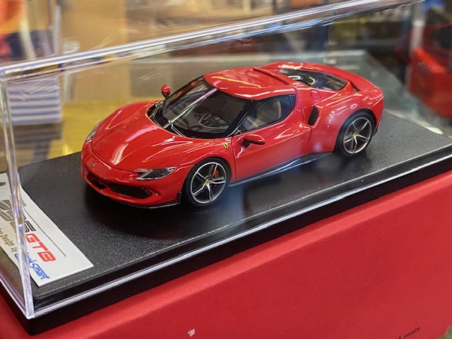 Ferrari 296 GTB Rosso Scuderia 2021   ( Seulement 1 exemplaire )